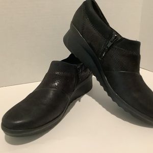 Dressy and comfy, your feet will love you. Cloud-steppers by Clark 8.5 Black